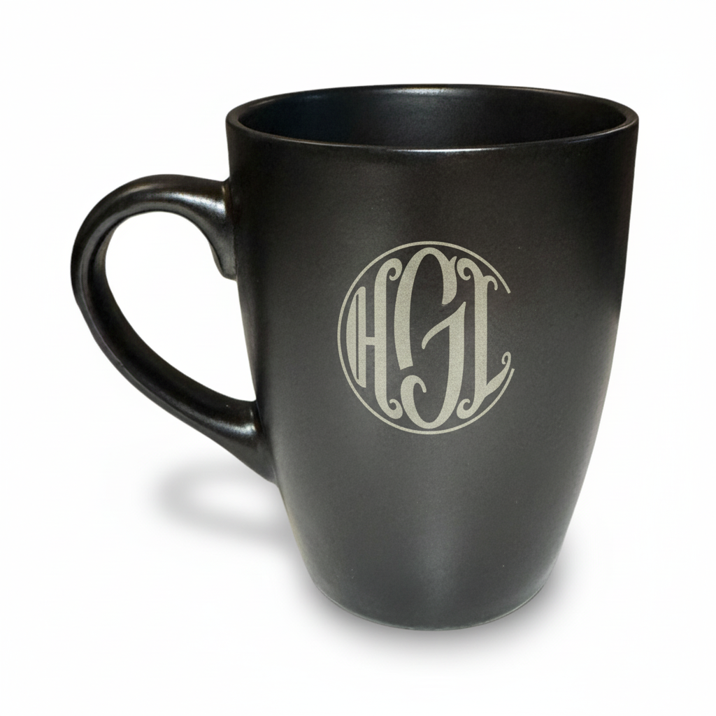 Schwarze Keramiktasse mit Gravur